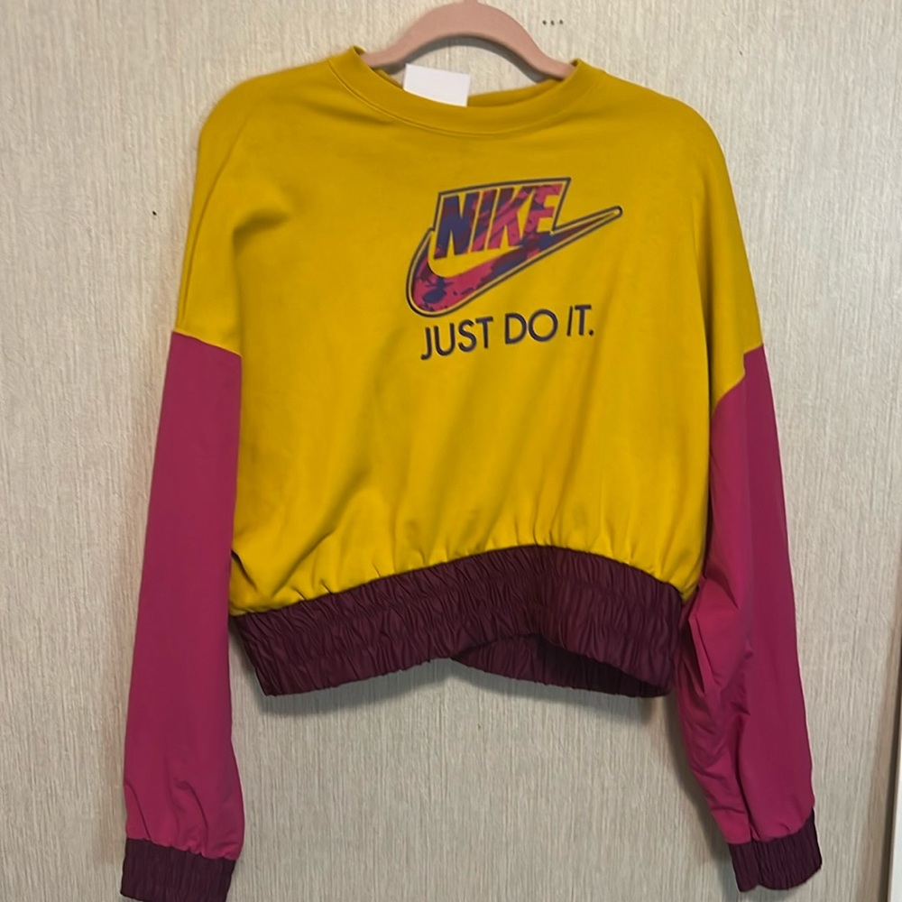 Women’s Nike vintage pullover NWT